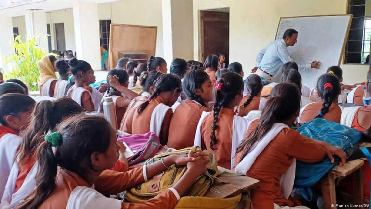 बिहार: स्कूलों में बच्चों के नाम काटे जाने से किसको होगा फायदा